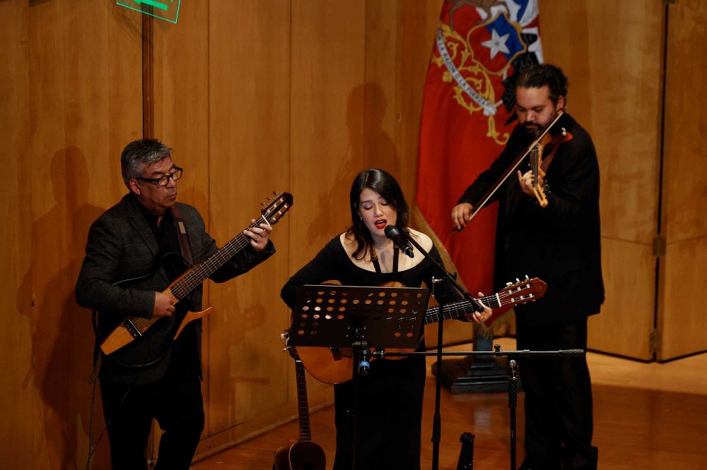 "Bellistamérica" fue estrenada en la ceremonia aniversario n°183 de la Universidad de Chile. 